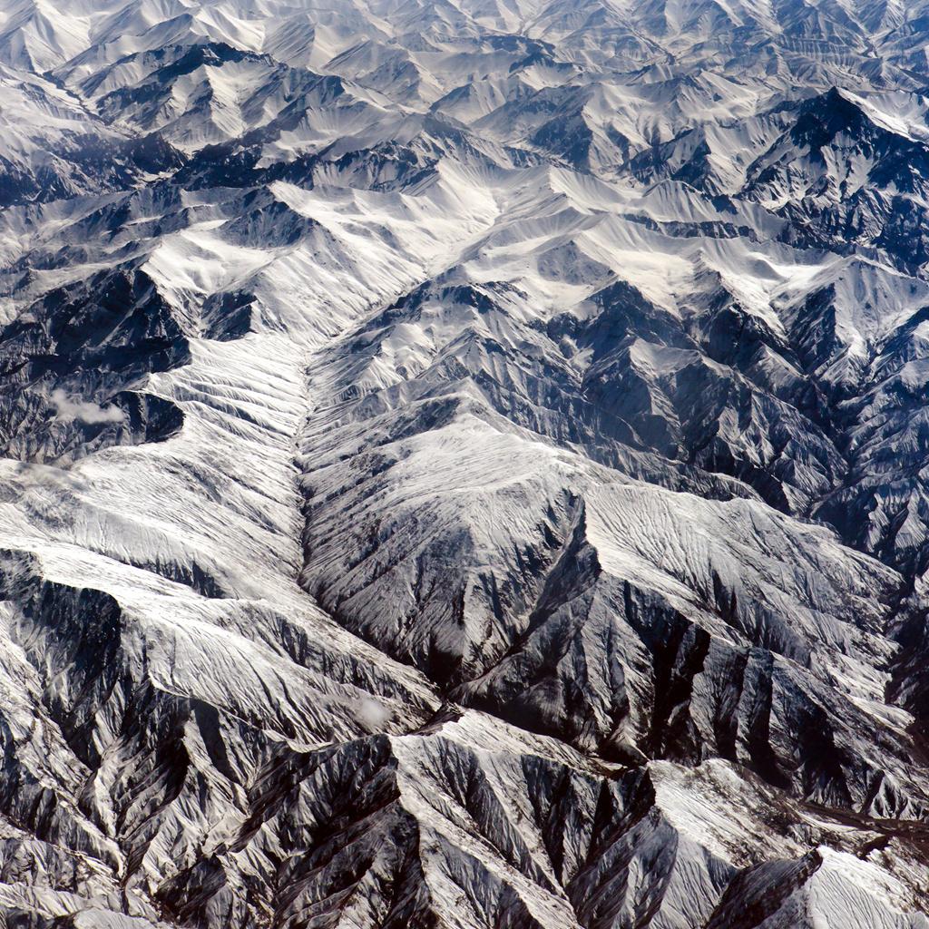 连绵的雪山。
从飞机上俯瞰四川的大山大河真是太壮观了，雪山连绵不绝，美景尽收眼底