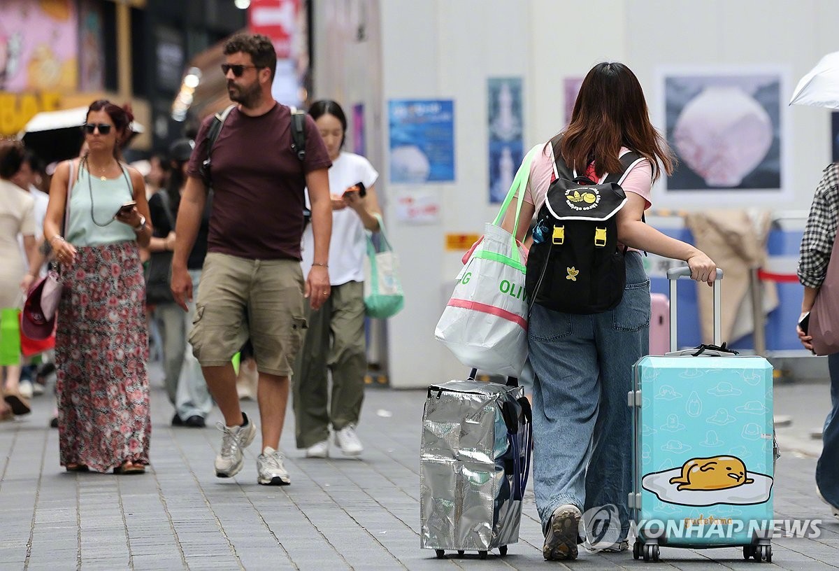 【今年上半年访韩外国游客突破千万人次】（韩联社）海外新鲜事 热点现场 韩联社首尔