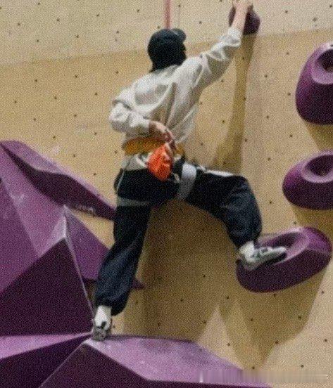 丁真真藏时光丁哥昨晚终于更博，有真的唯二两张。大家有发现吗这张的特别吗？“马上攀