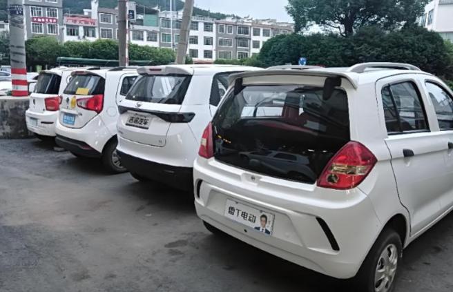 老头乐：从满街乱窜到销声匿迹，谁取消了中国县城的“三无车”？

县城里那种跑得慢