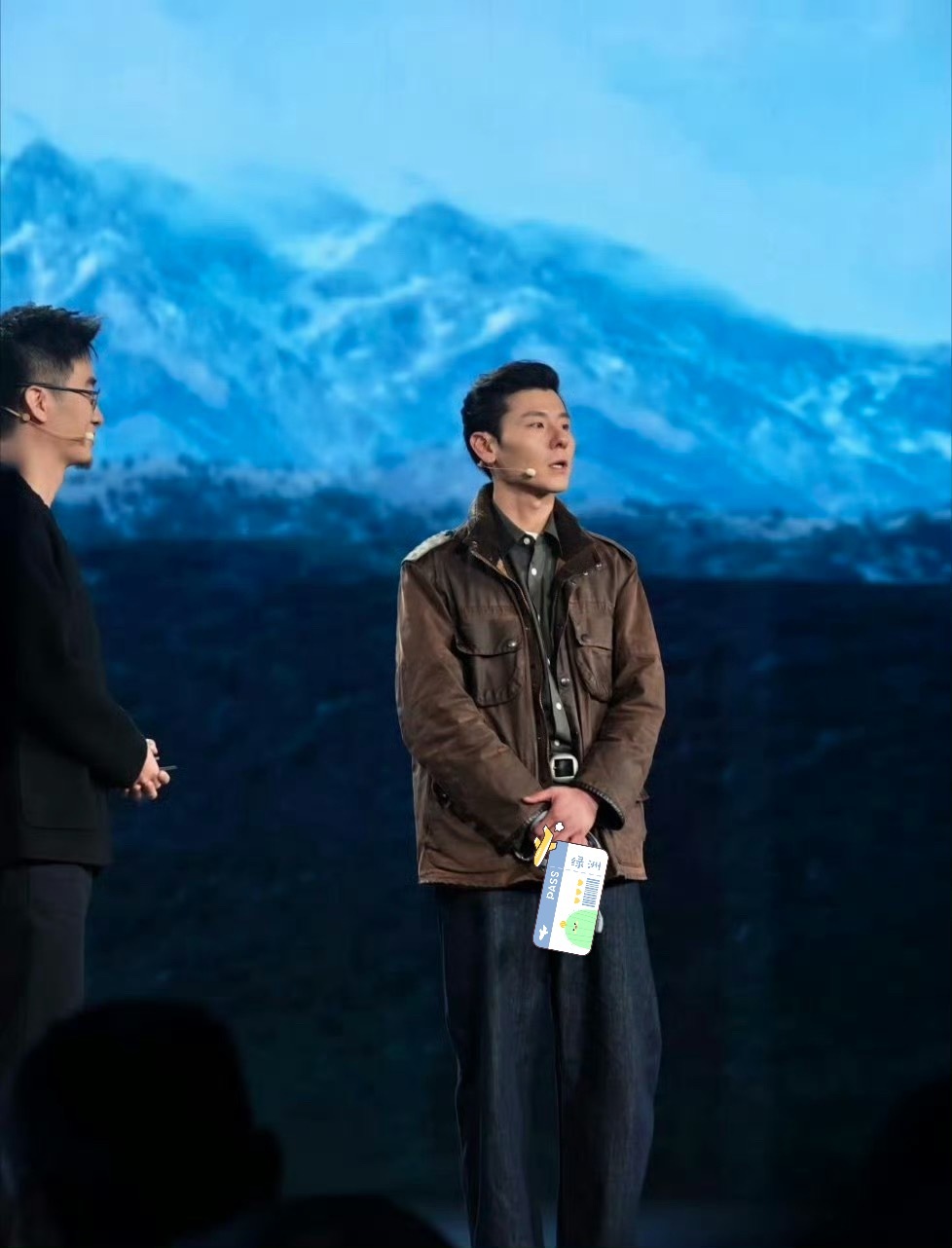 蒋奇明公路片男主蒋奇明电影感路透谁能拒绝油腊皮巴恩风穿搭的蒋奇明！线下生图自带暗