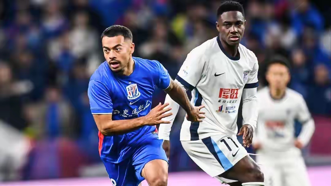 中超首轮焦点战，大连英博客场3-5不敌上海申花，上演跌宕起伏的八球大战。英博开场