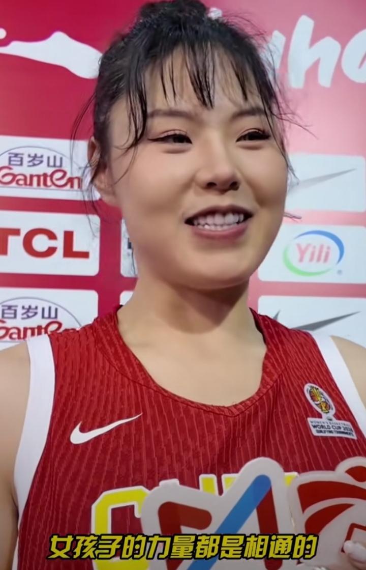 中国女篮成功晋级世界杯，李月汝赛后采访温柔又有力量，谈及与女足一同闯进世界杯，李