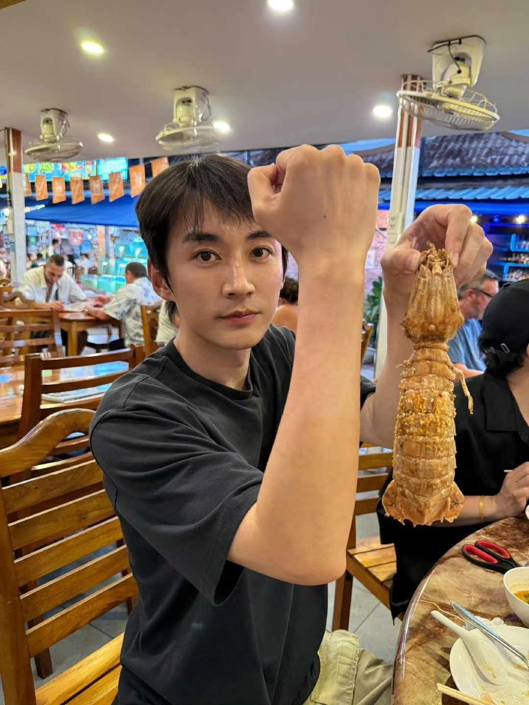 刘学义营业了，素颜状态挺不错的👏👏👏 