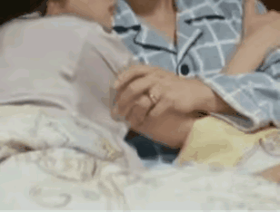 肖春生手上轻微的动作向观众传递了，结婚多年后和晓梅感情很好！不是激烈的，要死要活