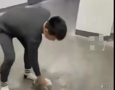 12月15日晚，湖南湘西一职业技术学校学生将一只小幼猫带入寝室，结果被查寝教官发