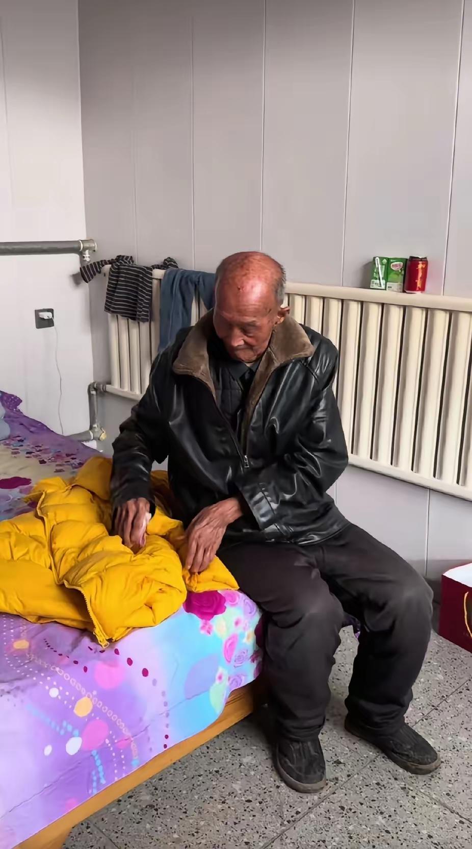 春日的山西农家小院，28岁的李娟正收拾行李准备外出打工。她把羽绒服随手扔在养父张