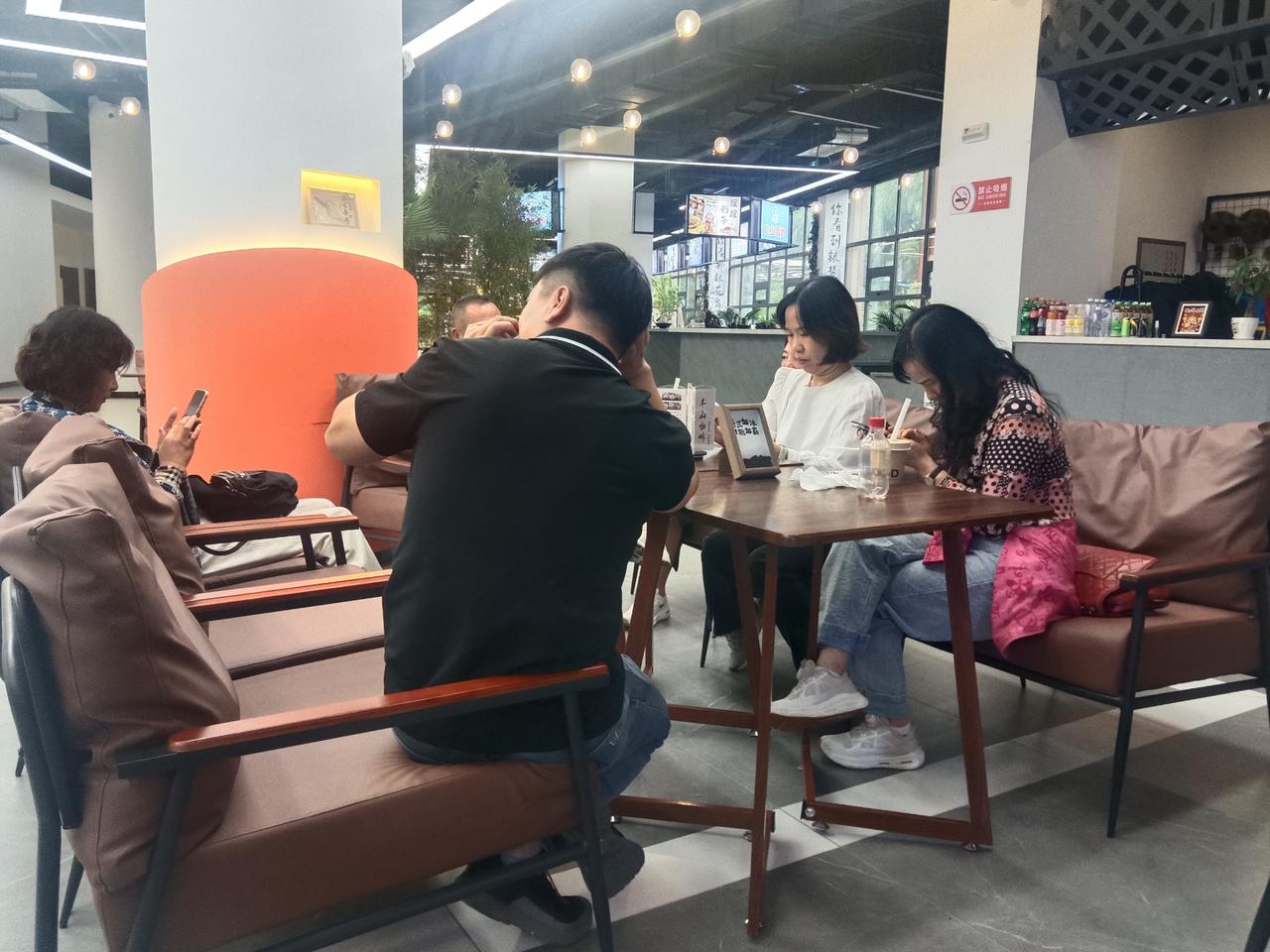 下联：品世态炎凉
