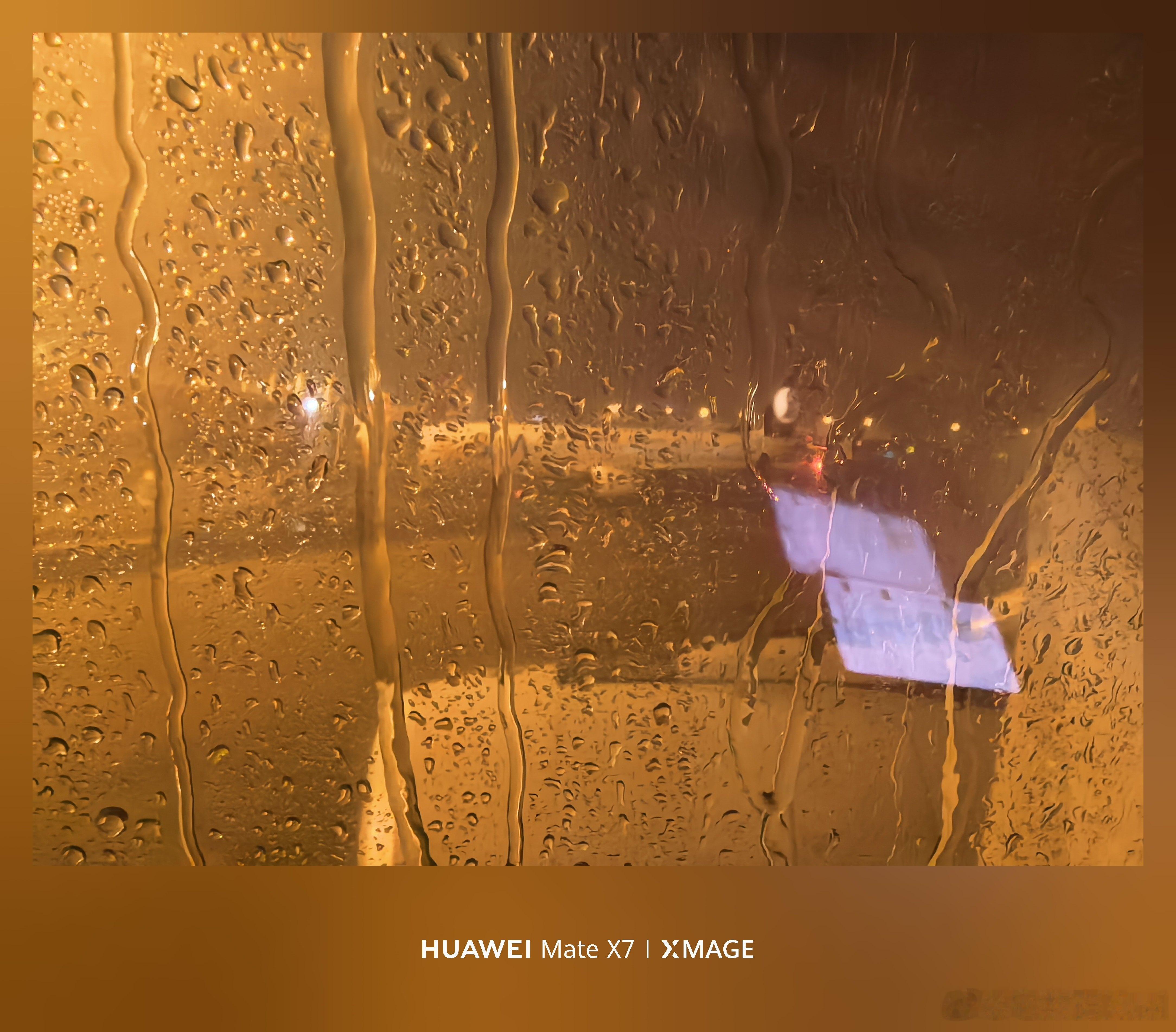 上海闷热了一天，结果晚上返程的时候，赶上超级大暴雨。飞机上待好久了，外面电闪雷鸣