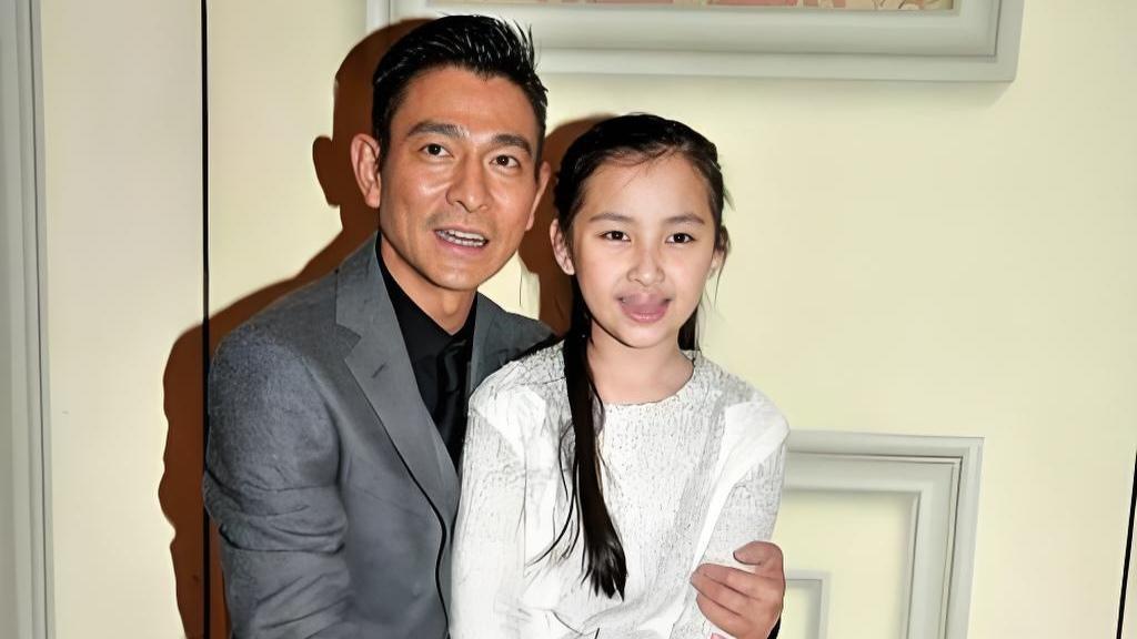 提起刘德华，大家脑海中浮现的往往是那位多才多艺、风度翩翩的巨星形象。然而，近日他