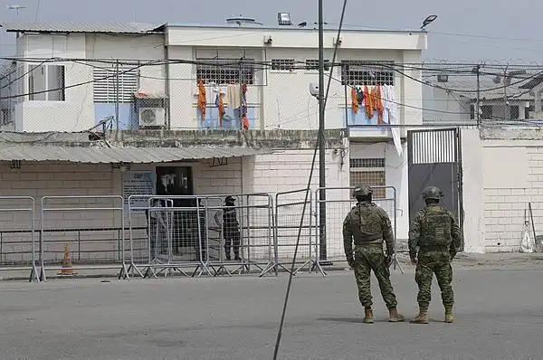 南美小国厄瓜多尔，算是被贩毒和暴力逼到绝境了，4月28号，当地内政部长约翰·雷姆