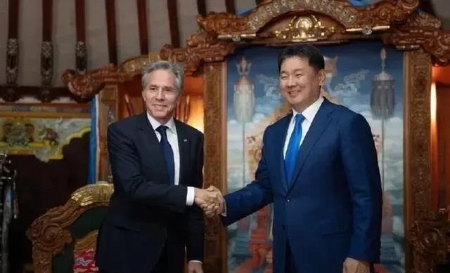 蒙古国按国土面积来说，也不算是小国，地上跑的数不清的牛和羊，地下藏的挖不完的稀土