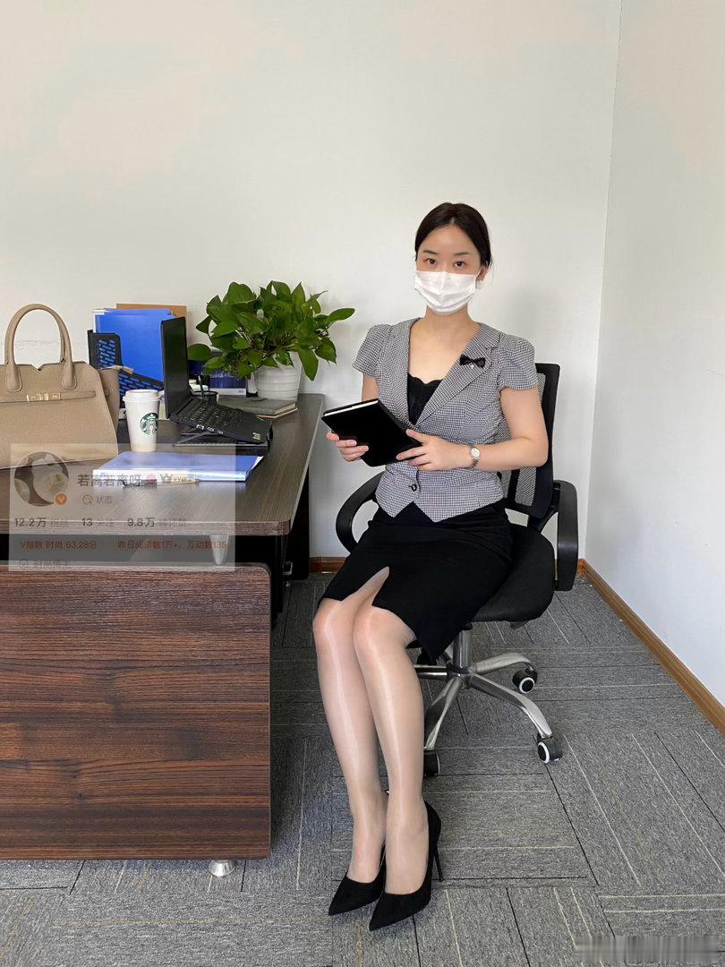 周四简约小西装上衣，搭配黑色半身裙~夏日穿搭每日穿搭搭配