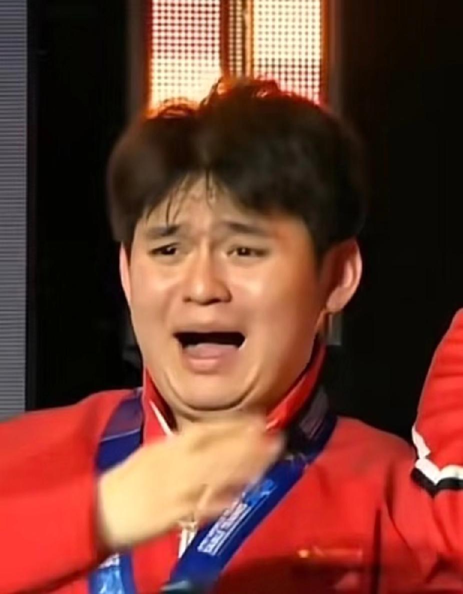 小石头不愧是国乒表情包天花板😂
 
刷到林诗栋伦敦世乒赛领奖名场面
哭唧唧、委