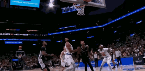 记者：亚历山大你对约基奇和文班亚马接连受伤，退出MVP争夺怎么看？
亚历山大：嗯