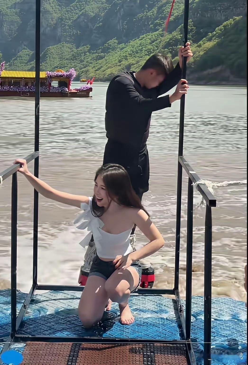 什么工作都不容易啊，这兄弟看着累惨了。 