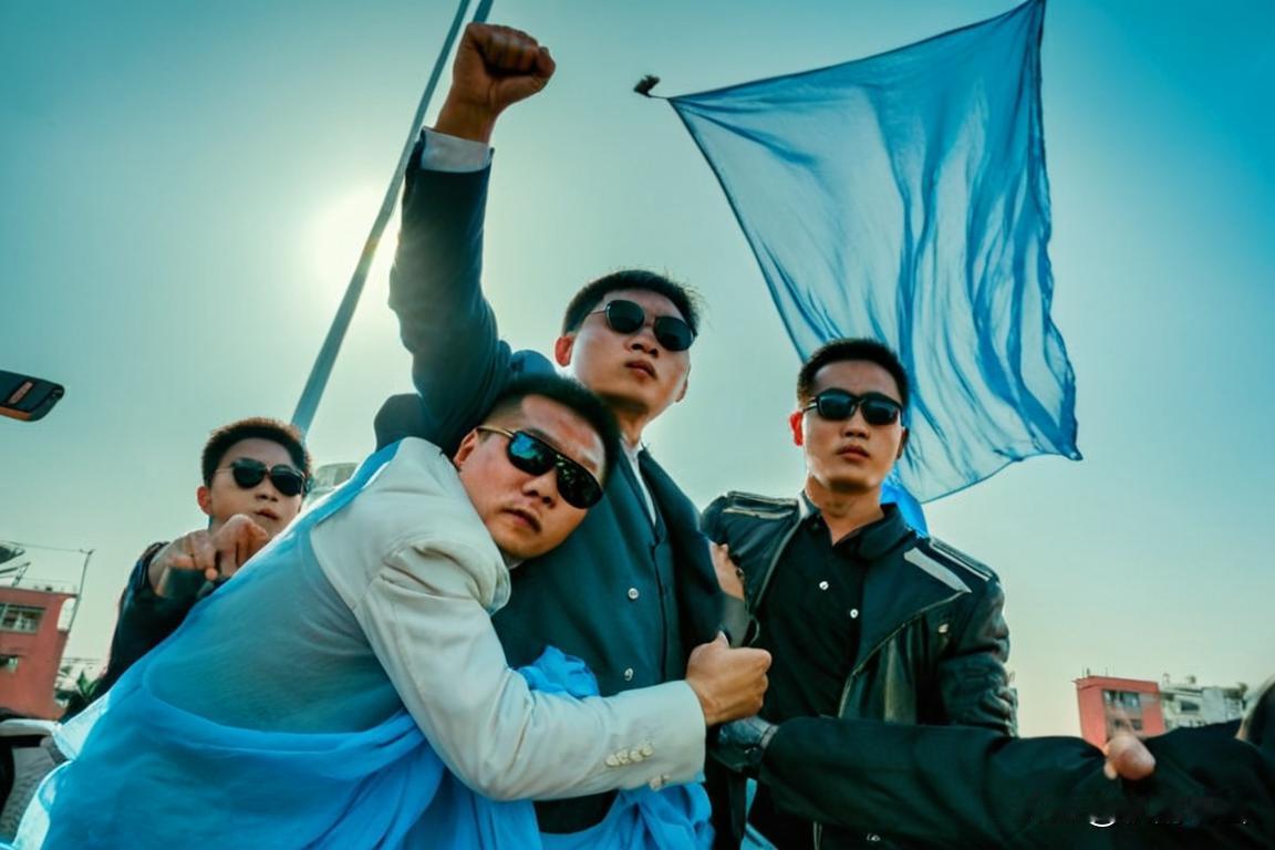 近来学摄影，正巧这两天网上盛传川普遇刺照片，都说角度选得好，构图构好，简直是今年