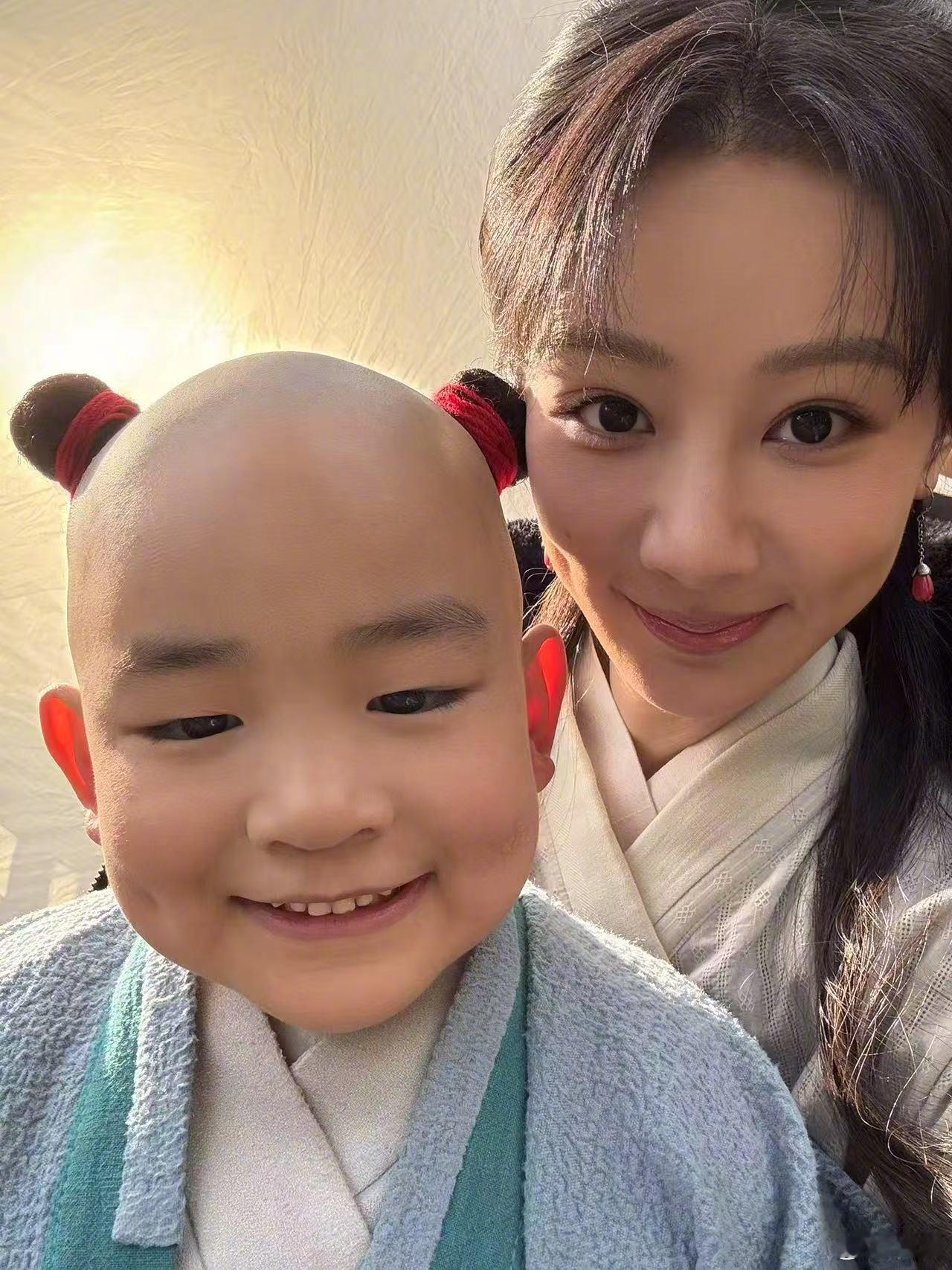 哈哈哈哈哈哈润哥儿这个大脸可爱😍 