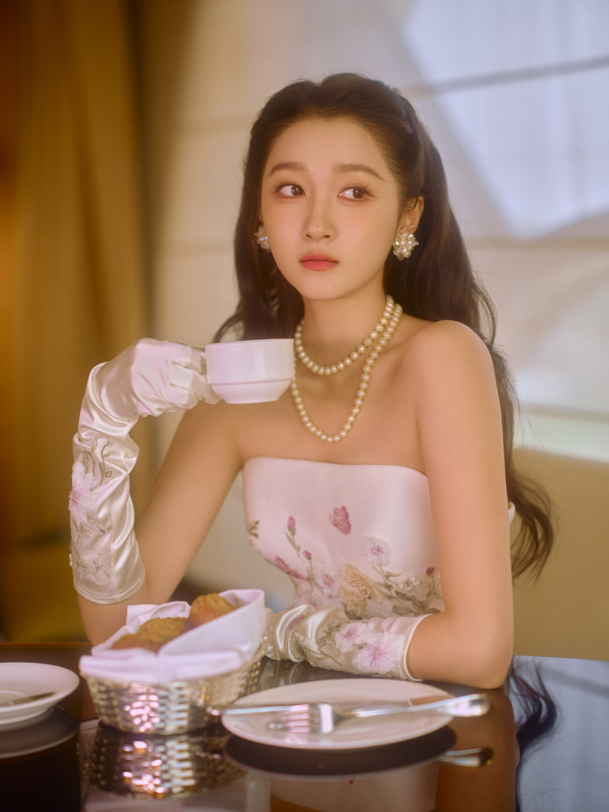1.肖战选戏转向清晰，基本告别古偶，主攻正剧与话剧。《如梦之梦》连演三年场场不落