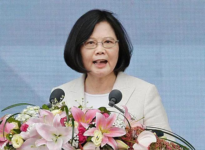 彻底暴露！蔡英文嘴上“我是中国人”，行动全是台独真面目
 
早年蔡英文公开表态：