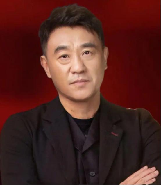1997年，何冰遇到了多年未见的女同学李海洋，女同学说：“我都29了，嫁不出去了