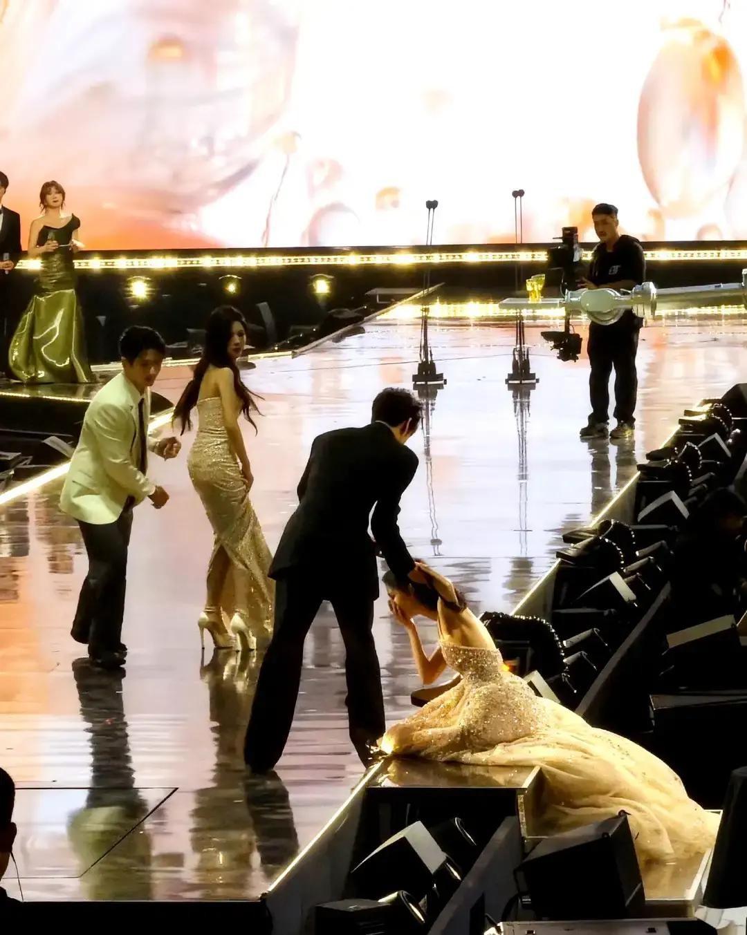 孟子义昨晚星光大赏又摔了，长裙一绊，啪叽单膝跪地。
她拍拍手就爬起来，冲镜头咧嘴