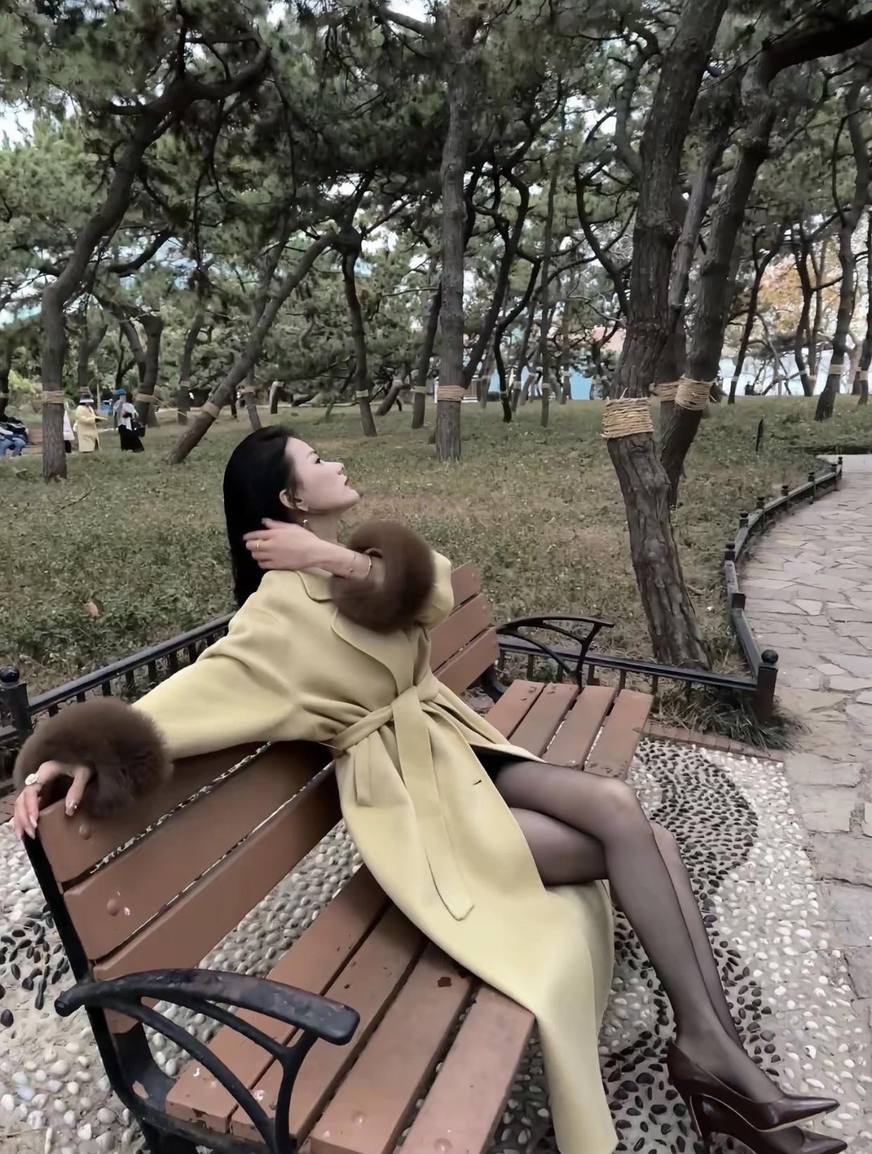 秋日穿搭指南：暖黄色大衣搭配棕色毛绒袖，优雅气质满满！🍂👗👠