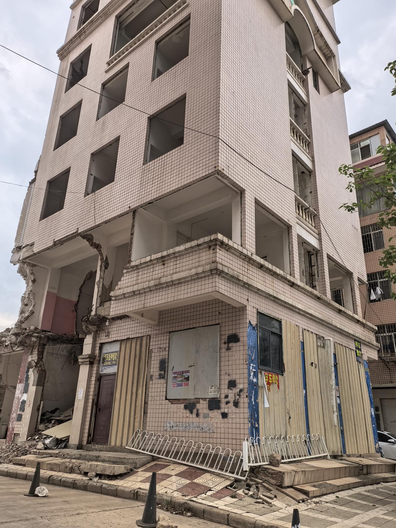 这个也可以入住？还拉了电线，重新裝了门窗，用铁皮一围，又是可以居住。房租都省了，