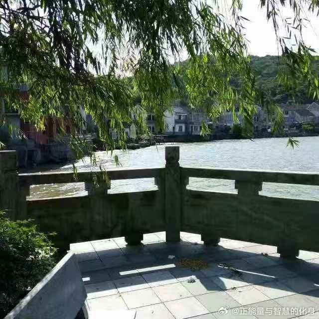 其实，人不可能每一步都正确，选错了就选错了，别去责怪当初的自己，因为以你当时的心