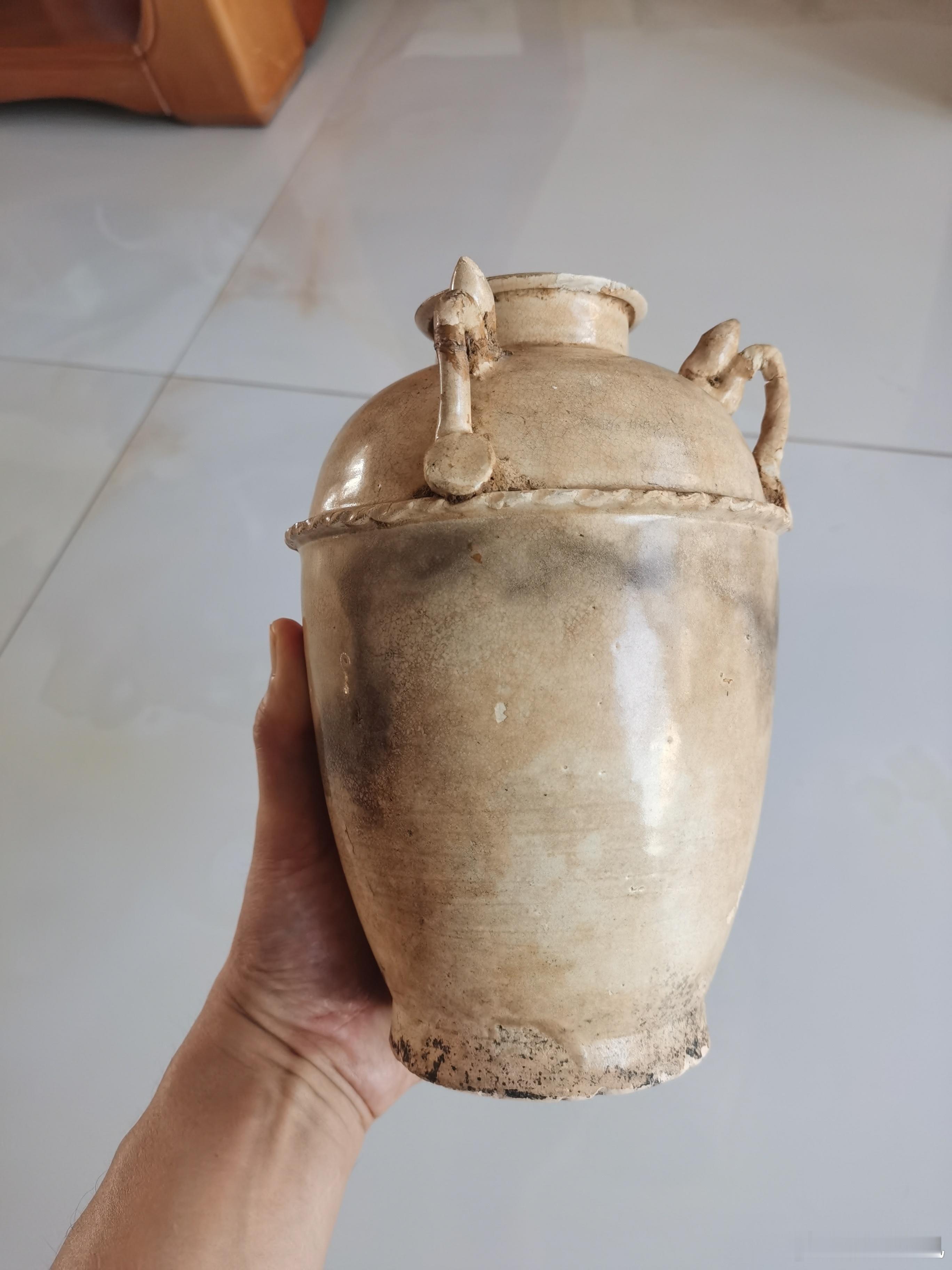 古瓷鉴定 早期越窑三蛇（龙）拱口瓶，釉色米黄，早期梅瓶的基本型，中上部起一圈绳纹