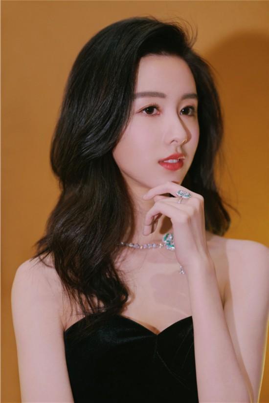 陈都灵发言 毕业答辩模板一身简约白裙落落大方，逻辑清晰谈吐温柔，学霸气质藏不住，