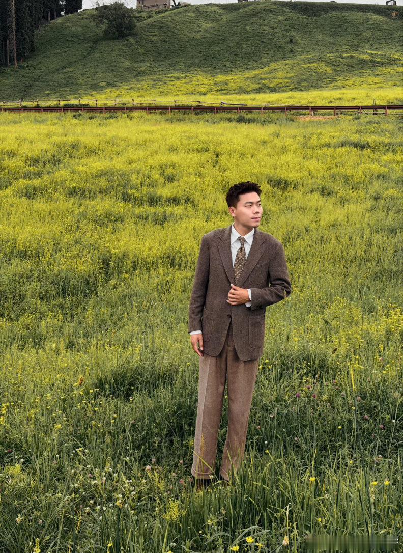 站在山坡上，看着那片光慢慢移动。整个山谷像是被重新画了一遍，每一笔都是光在落笔。