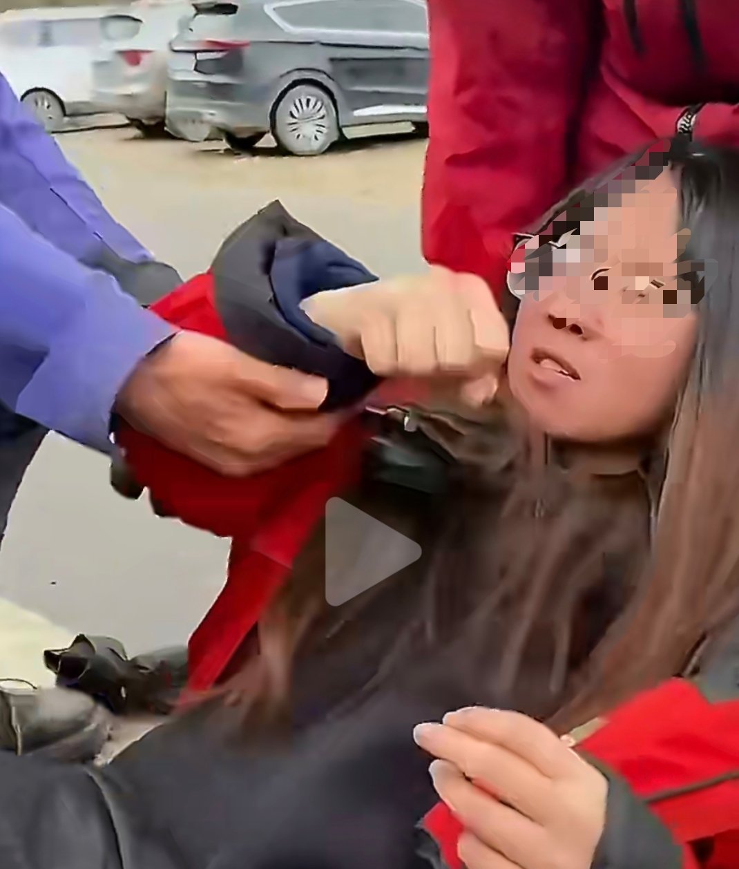 疑似男子救醒高反女子反遭掌掴这叫滴水之恩，涌拳相报。