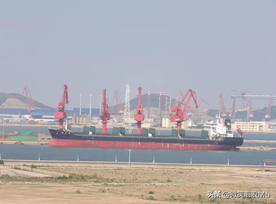 这是春节后我家乡的港口，迎来第一班货轮进港，人们欢呼雀跃，只有货轮运送着物资促进