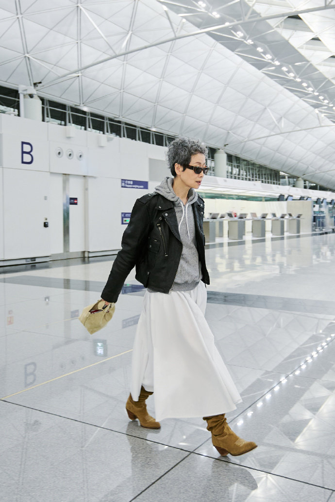 62岁叶童海外时装周首秀 海外时装周首秀官宣双站！叶童的时尚感从不让人失望，白发