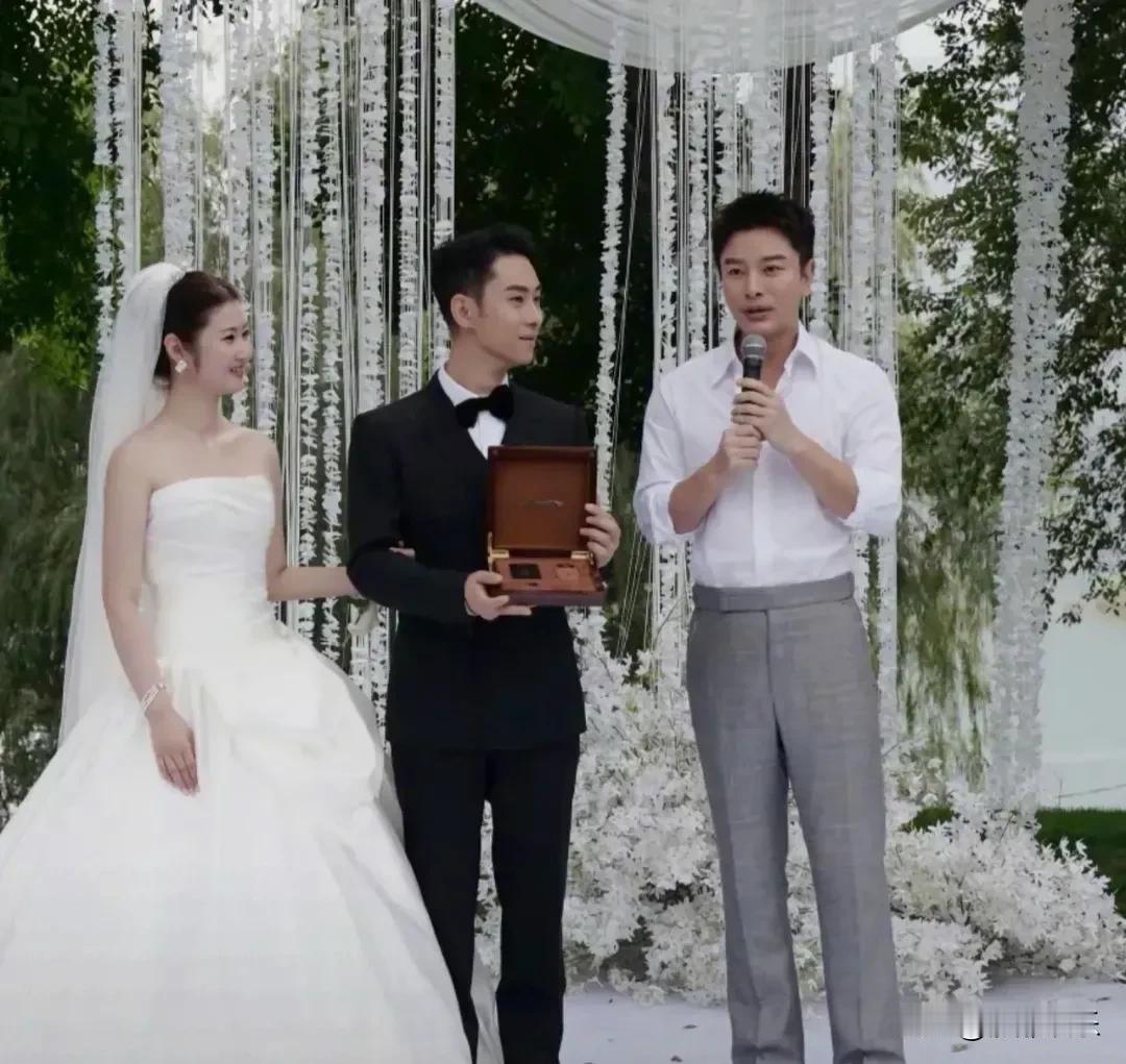 贾乃亮，太豪了！

9月27日，贾乃亮经纪人赵红岩大婚，亮哥不仅亲自到场当证婚人