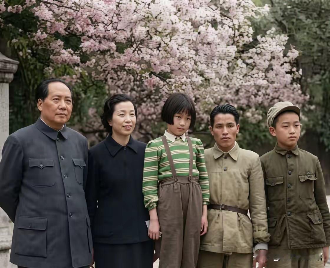 春日海棠花开满院，繁花掩映。毛主席与李讷及身边工作人员在院中合影留念。春风和煦，