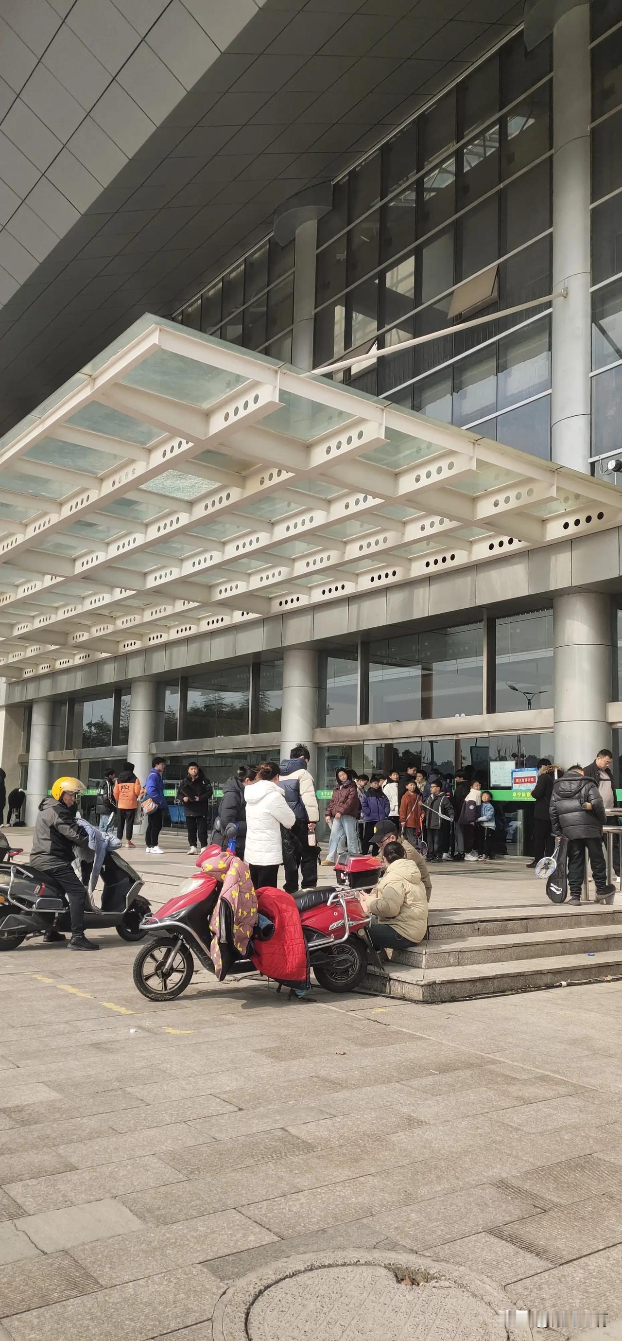 阜宁县香港路体育馆这么多人在门口等候，都下午13点40了，还是没有管理人员来开门