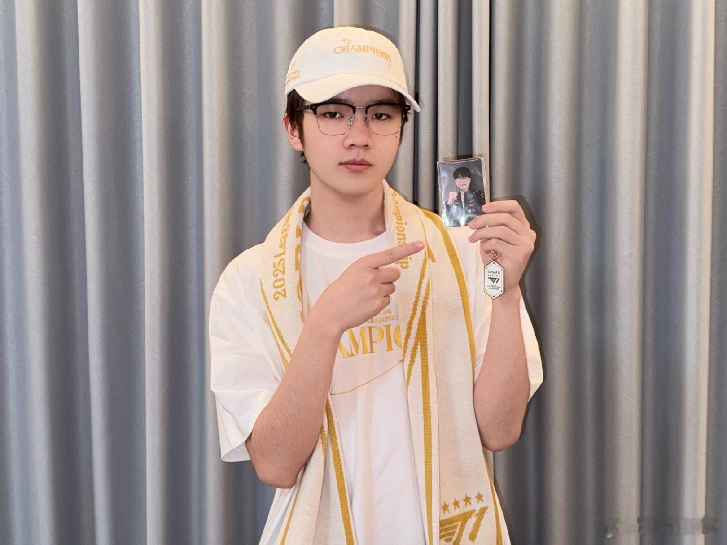 花花开箱Faker周边你是说将泡面盖带在身上即可获得六冠🏆周边是么我一点也不羡