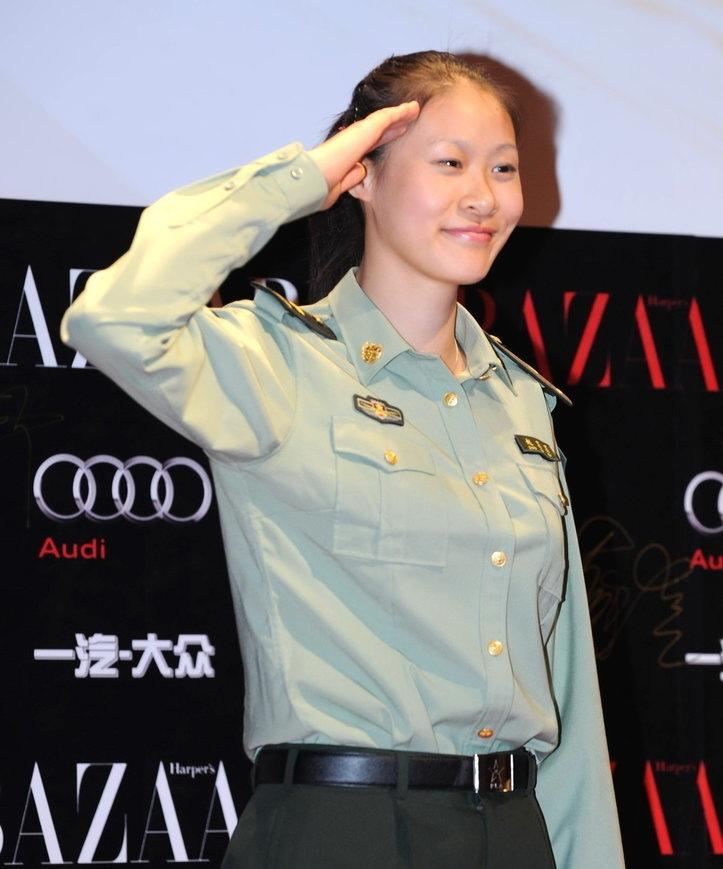 身高197cm，前中国女排主力副攻 赵蕊蕊，跟随 主教练 陈忠和获得2004年雅