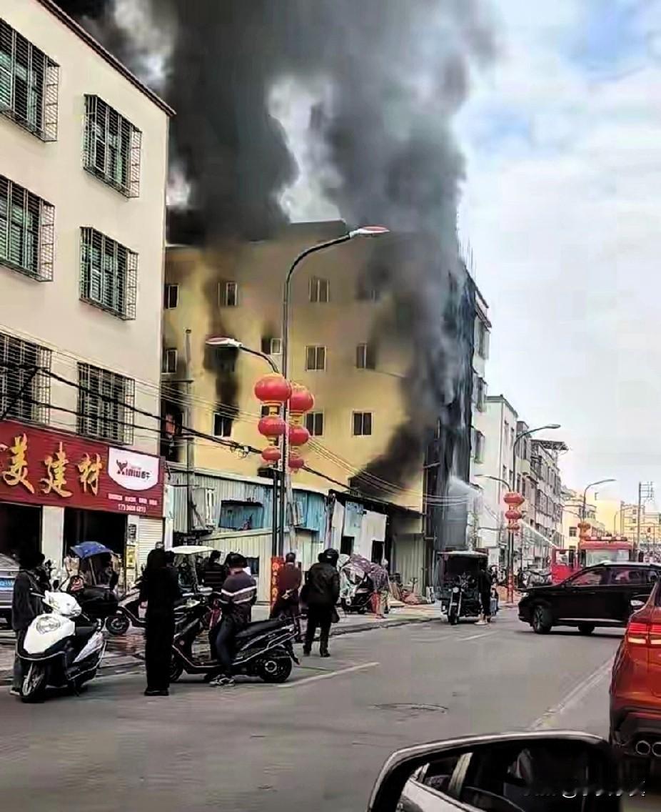 广东真是火了，

广东这是怎么了？一场火灾让一家12口人命丧火海，就在昨天广东省