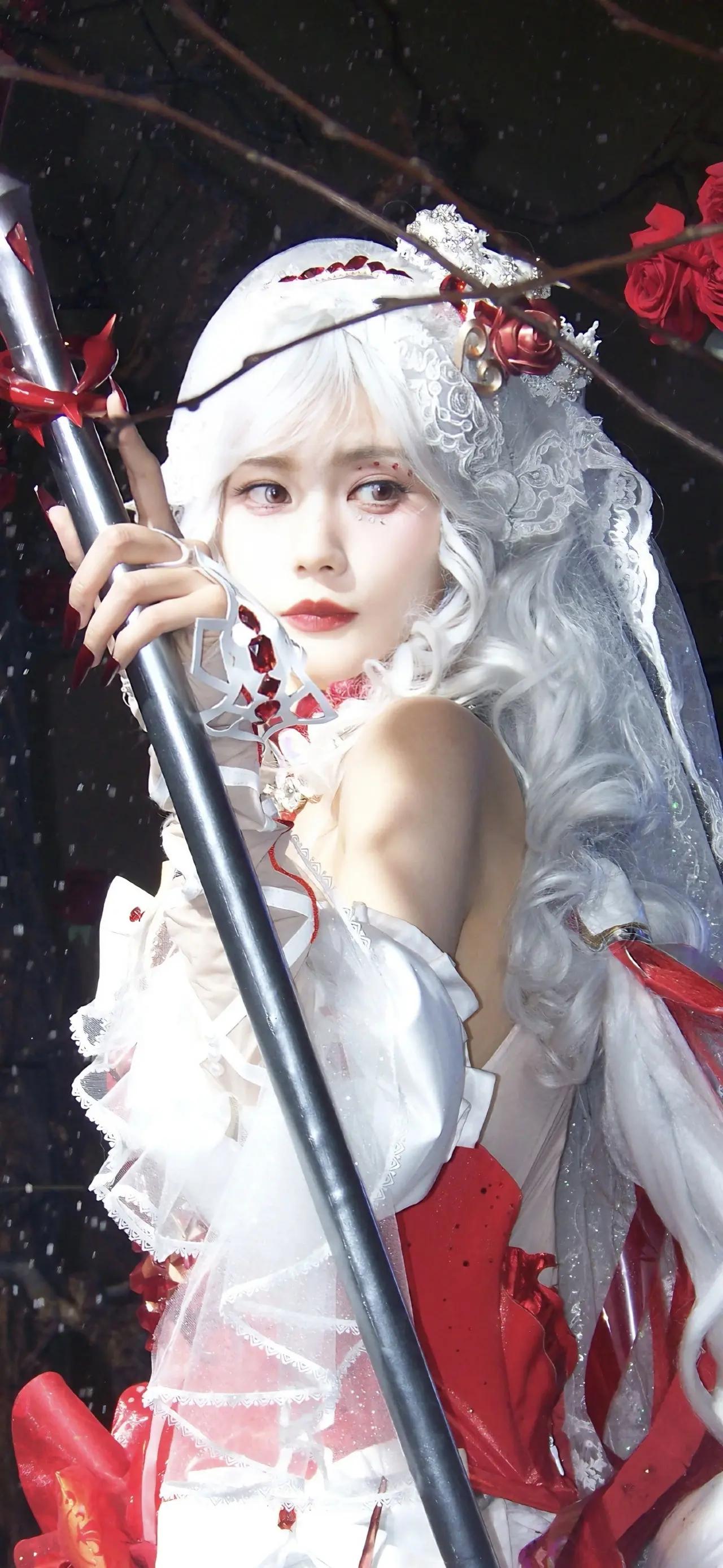 美女壁纸～李一桐，红裙映雪，玫瑰藏锋
银发卷浪间，是温柔与锋芒的碰撞；
蕾丝裙摆