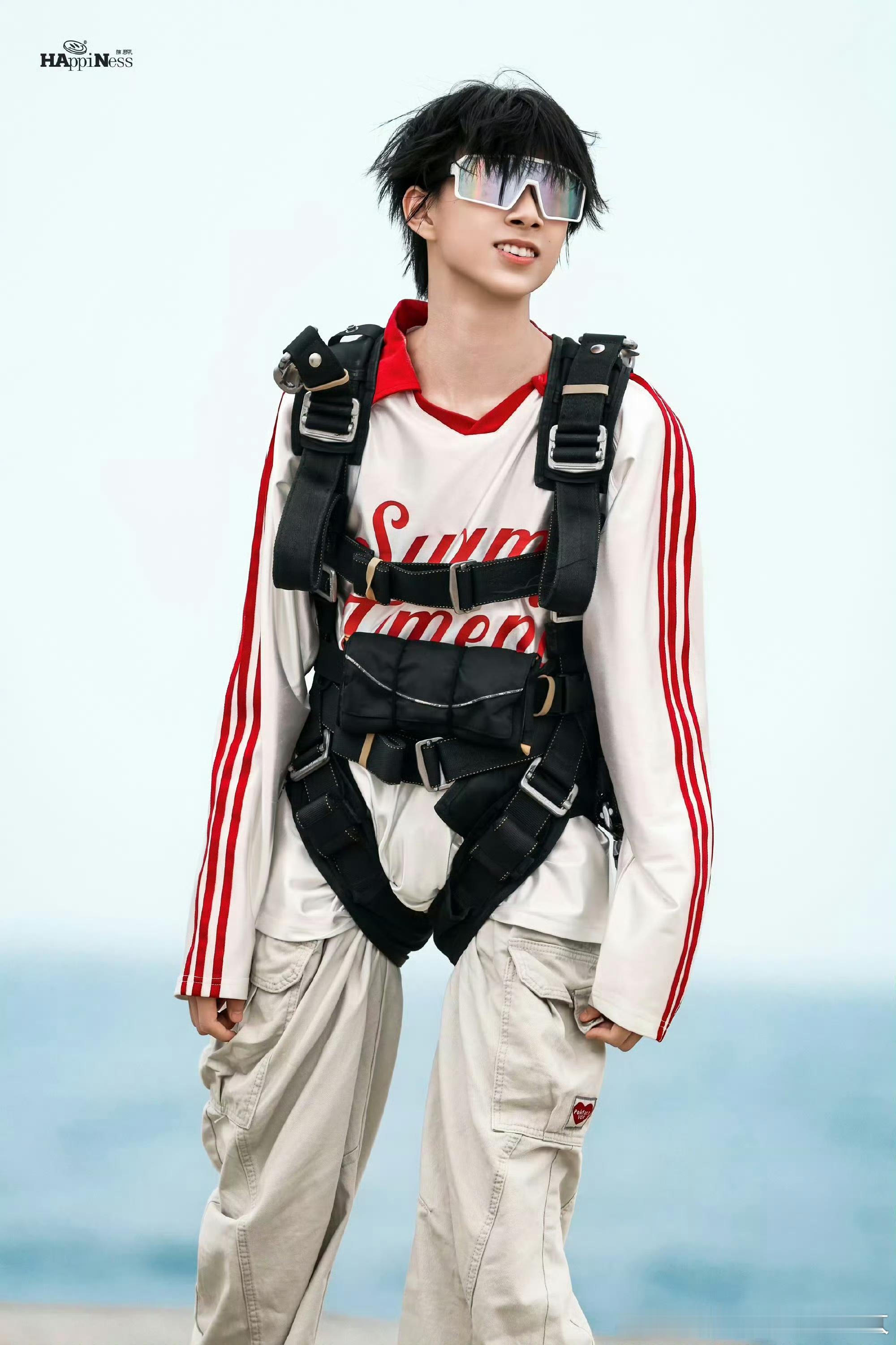 陈思罕一手捂嘴一手护裆 这个姿势我给满分！捂嘴是“别拍我”，护裆是“保护要害”，