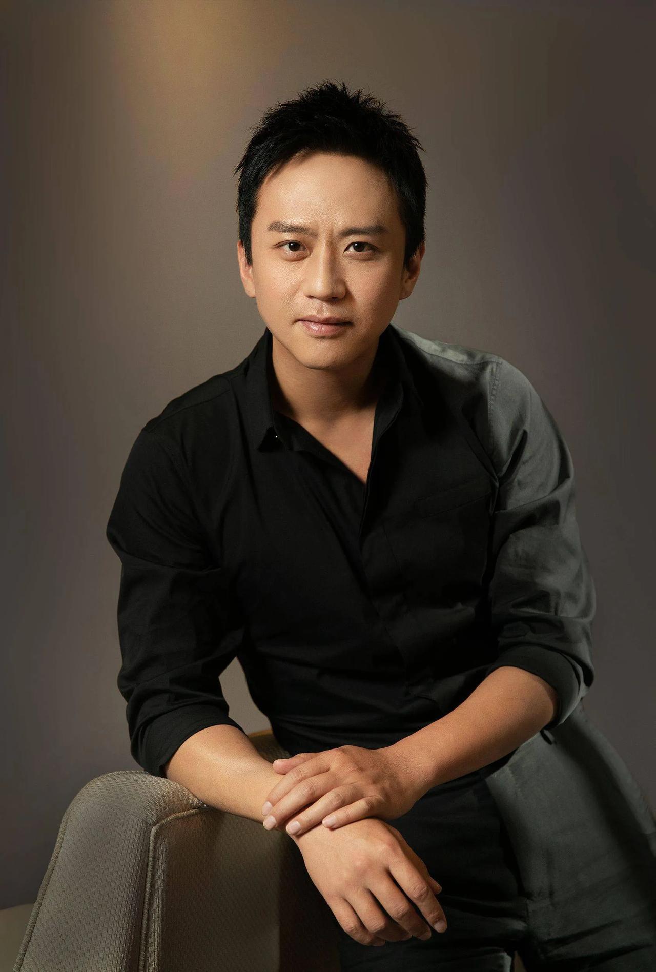 演员邓超说，我家是一个重组家庭，就是我爸带着我哥和二姐，我妈带着我大姐，他们结合