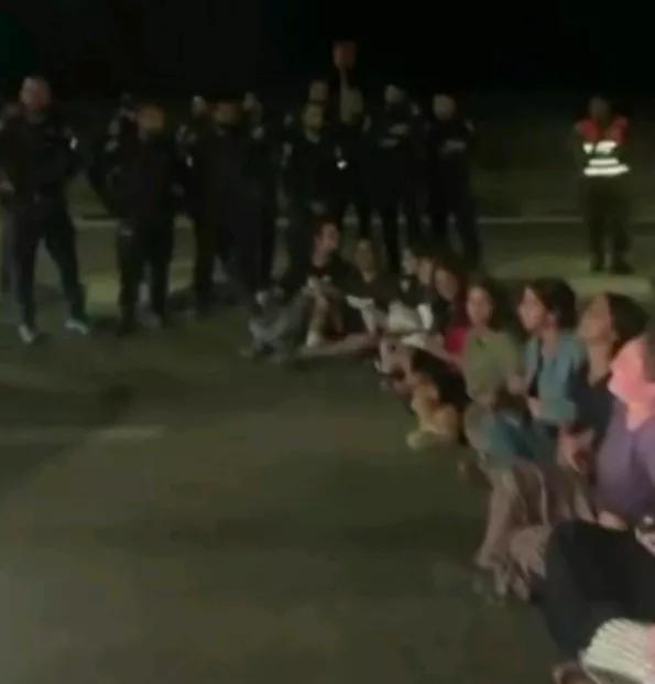半岛电视台消息，当地时间6日，加沙地带凯雷姆沙洛姆口岸，由以色列右翼势力组织的“