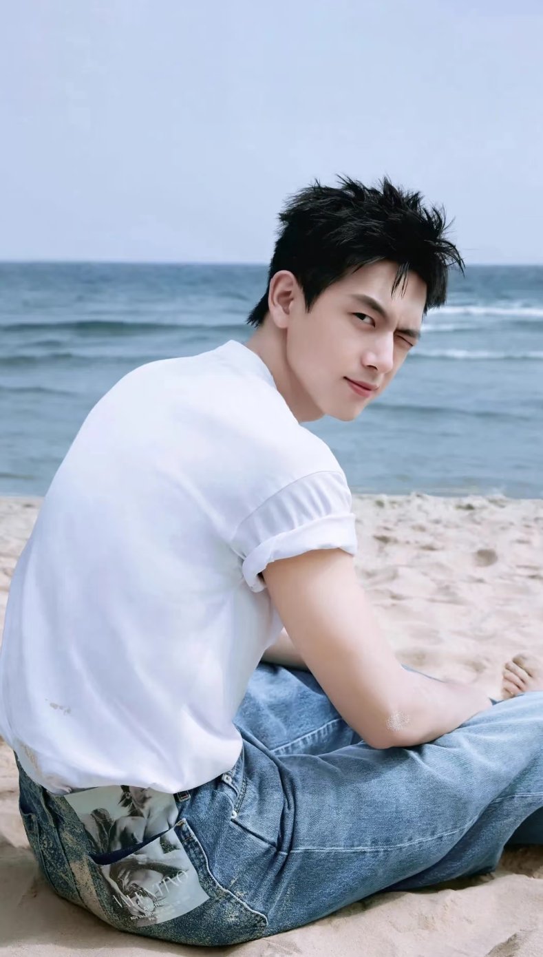 李现以“演员如变色龙”为信条，持续突破戏路，其作品兼具商业价值与艺术追求，是新生