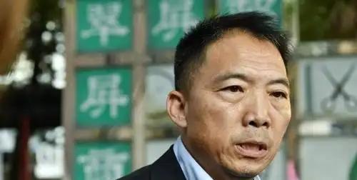 太讽刺了！乱港头目胡志伟在香港服刑期满，一刻不歇飞往英国想当“流亡政客”，谁知刚