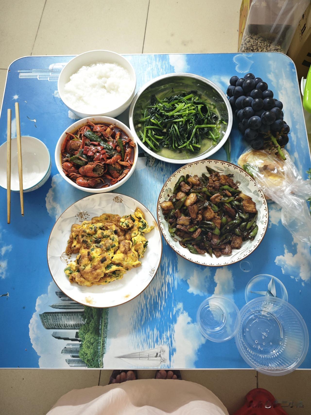 我现在做饭菜也得要一个小时左右，特别累人，而且腰疼，老公也不让我去外面吃饭了，只