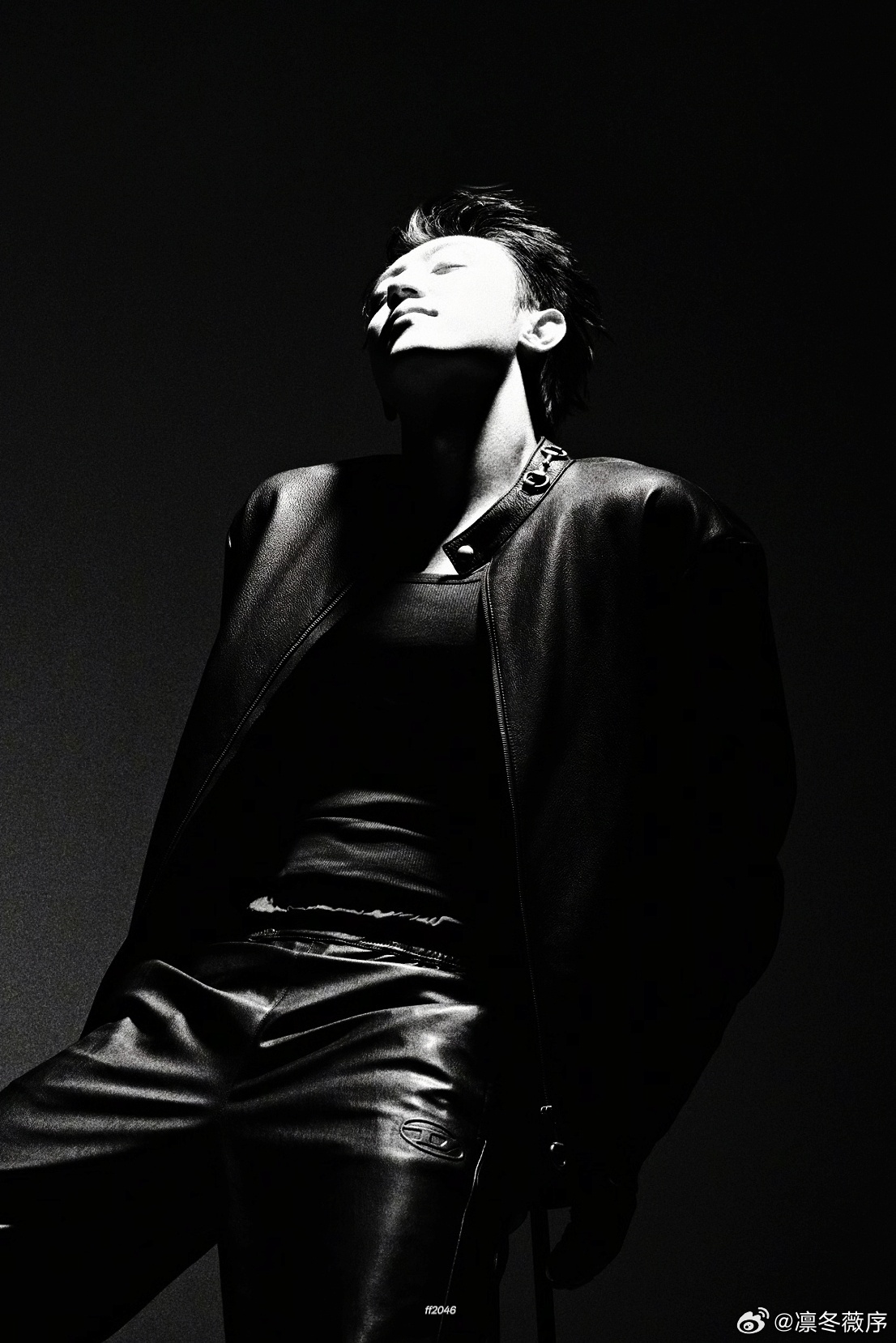 黄景瑜时装四月封面预告时装四月封面预告释出，黄景瑜以经典皮衣造型亮相，黑白调衬得