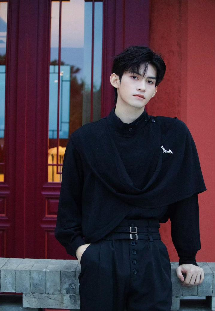 演员云旗  ☁️云旗官宣濮院高定周 

濮院高定周迎来星光时刻，云旗盛装赴约，在